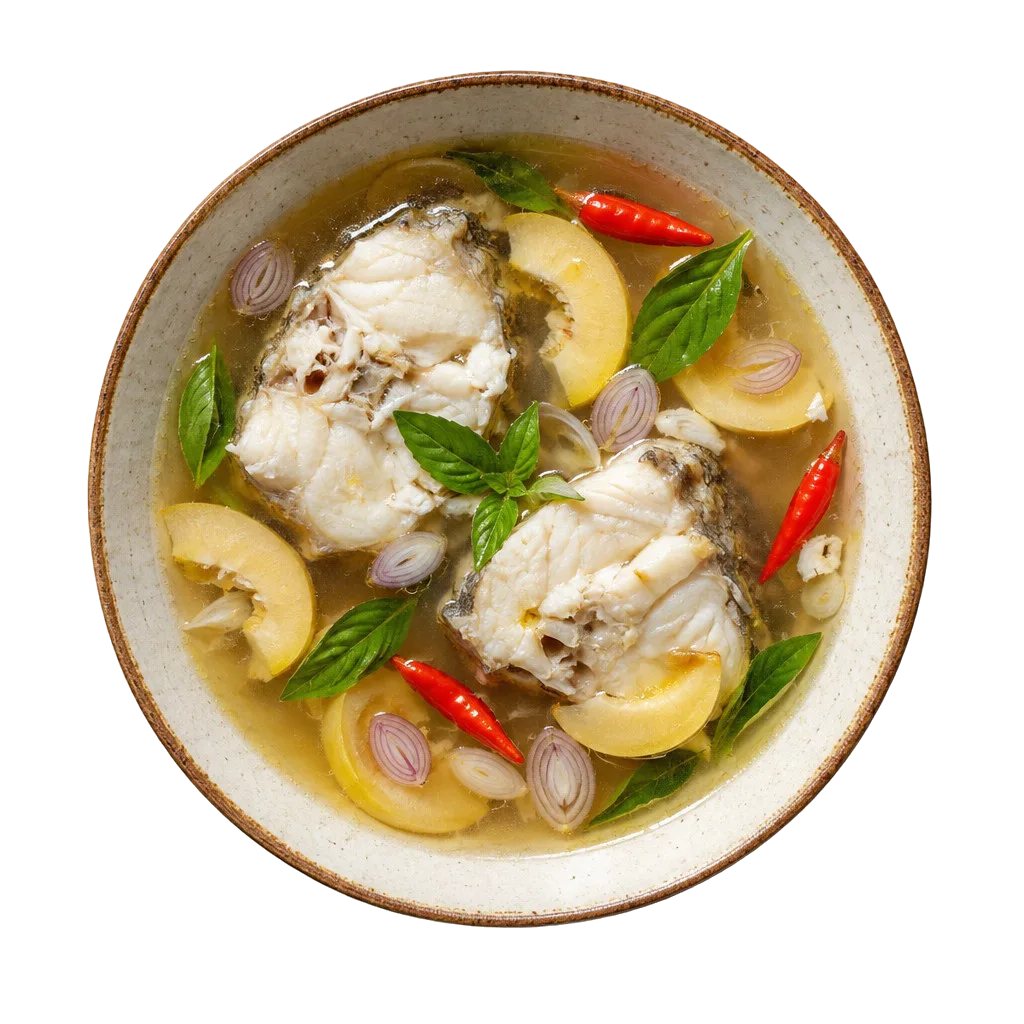 Ikan kuah pala: kuah bening keemasan dengan dua potong ikan putih, irisan daging buah pala, bawang merah, rawit utuh, dan kemangi.